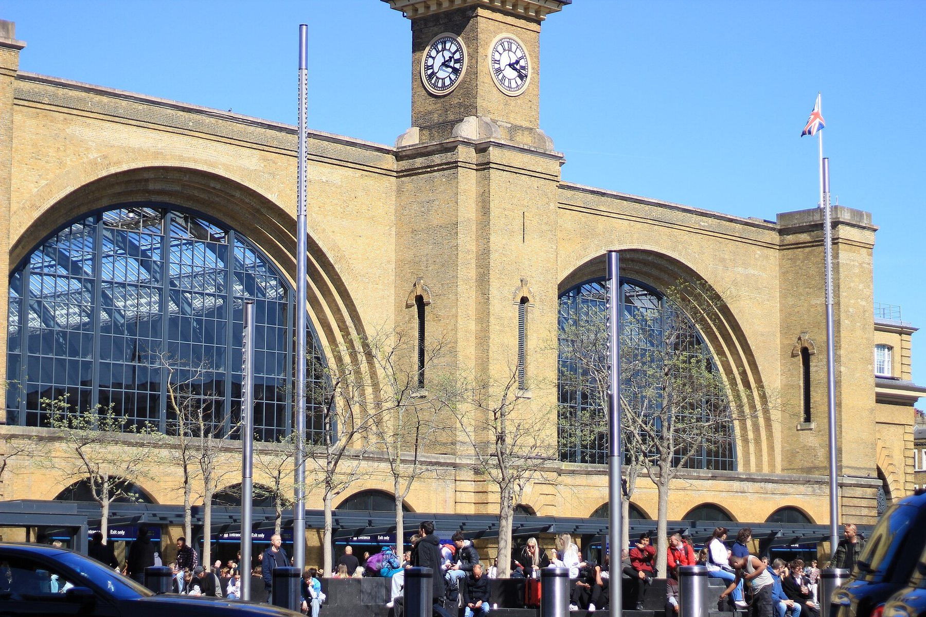Book London railway station platform